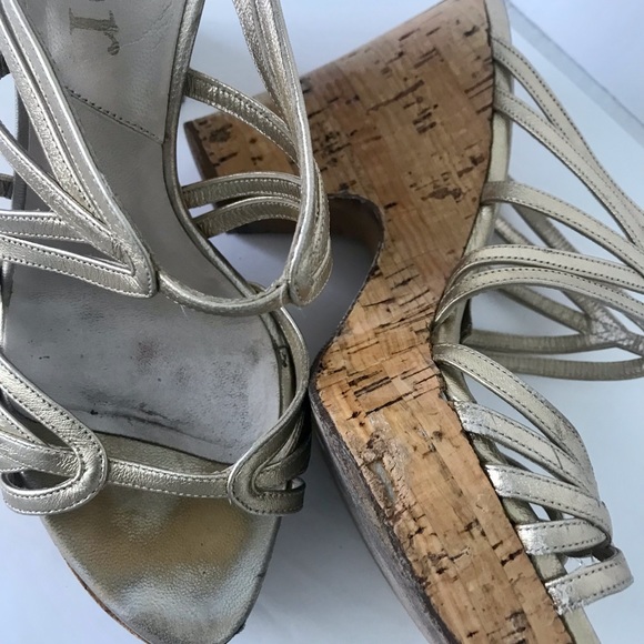 DIOR, METALLIC GOLD, CORK WEDGE SANDALS. - Picture 5 of 5
